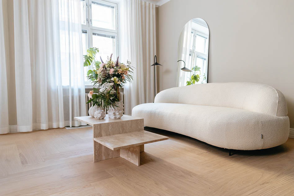 Yksiväriset huonekalut sopivat skandinaaviseen sisustukseen