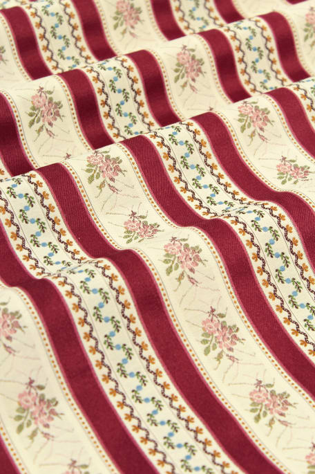 AMADEUS tummanpunainen