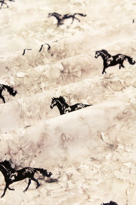 HEVOSET-batiikki harmaa