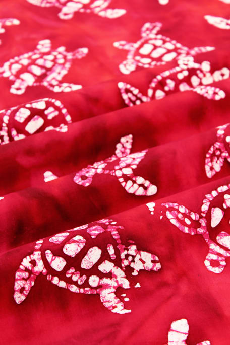 KILPIKONNAT-batiikki punainen