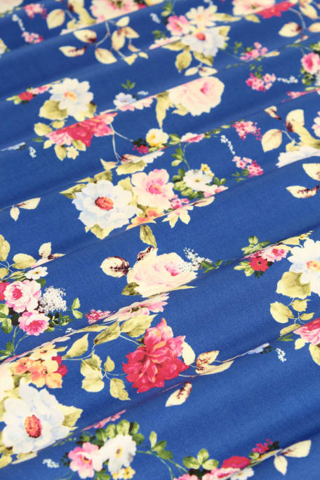 FLOWERS ON BLUE sininen