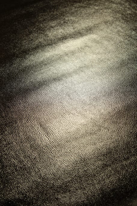 KEINONAHKA KIILTÄVÄ musta