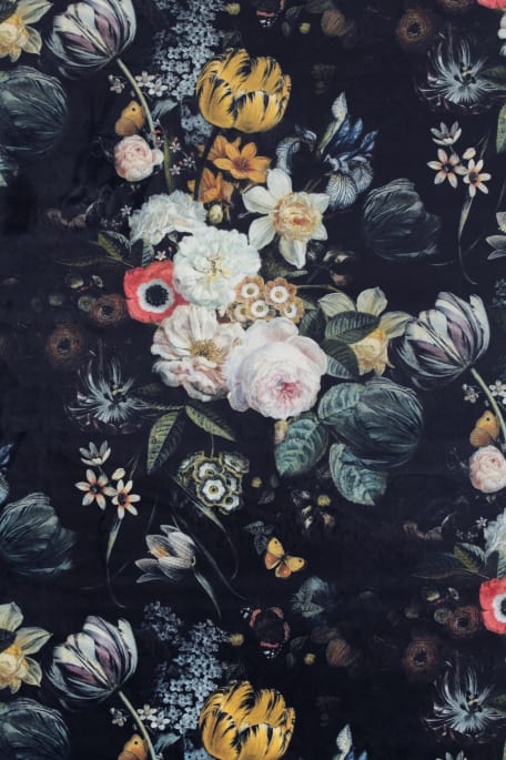 YÖ PUUTARHASSA musta