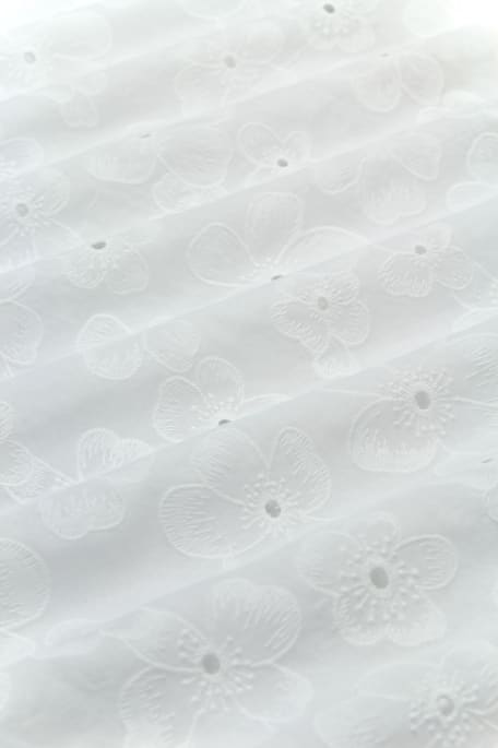 KUKKA brodeerattu valkoinen