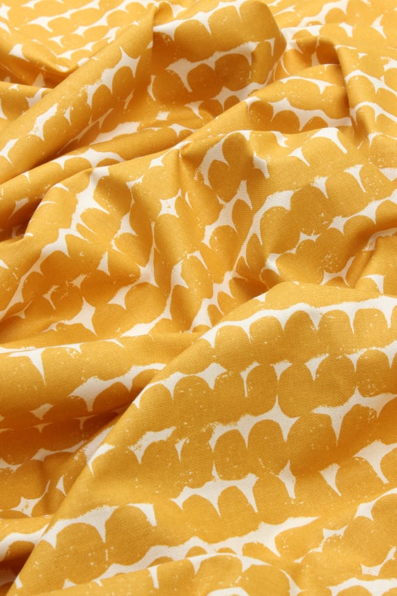 RANNALLA tummakeltainen