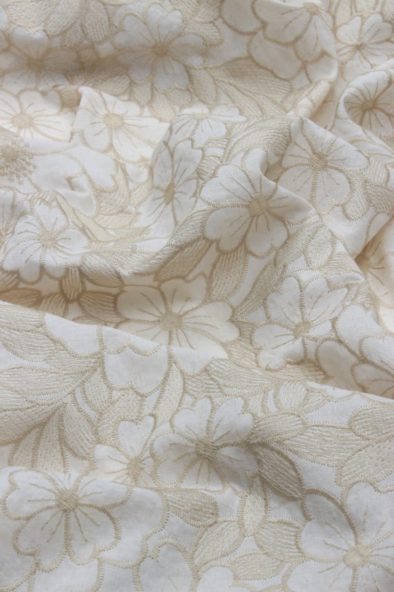 ESTER -brodeerattu vaaleabeige