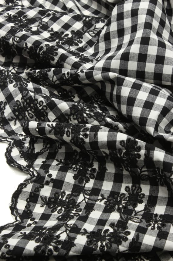 RUUTU -brodeerattu musta