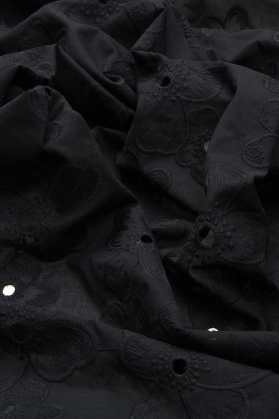 NOMI -brodeerattu musta