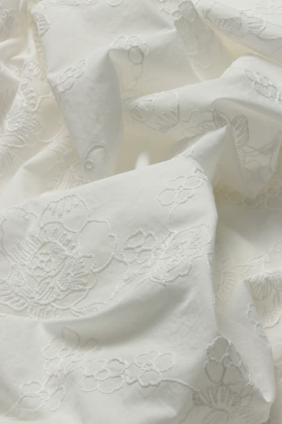 VIIA -brodeerattu valkoinen