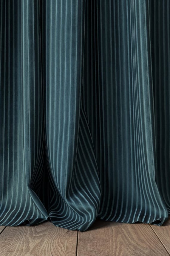 EMBRACE tummanturkoosi