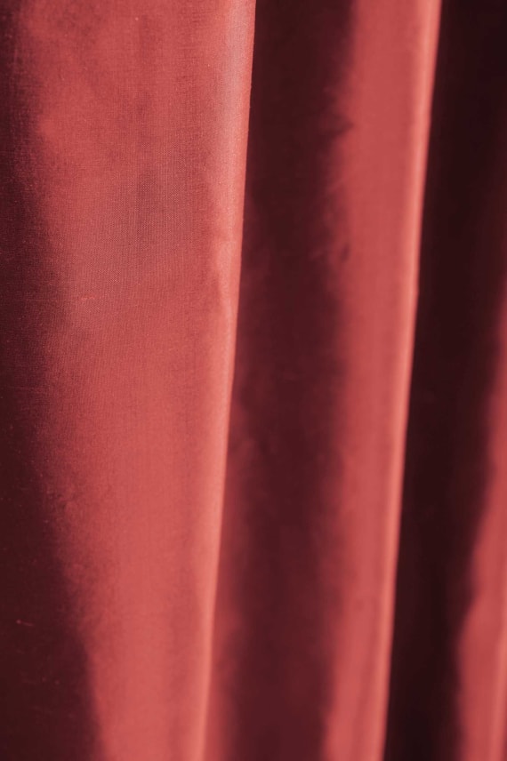 LUXURIOUS -silkki aniliininpunainen